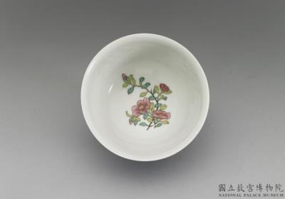 图片[2]-Tea bowl with flower on a carved blue ground in falangcai painted enamels, Qianlong reign (1736-1795), Qing dynasty-China Archive